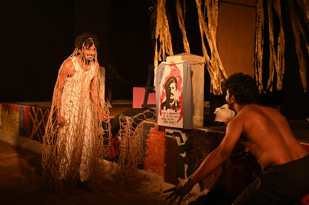 ‘வாருங்கள் மயிரைச் சாப்பிடுவோம்’ – அதிகார நீக்கம் காணும் நாடக உடல்கள்